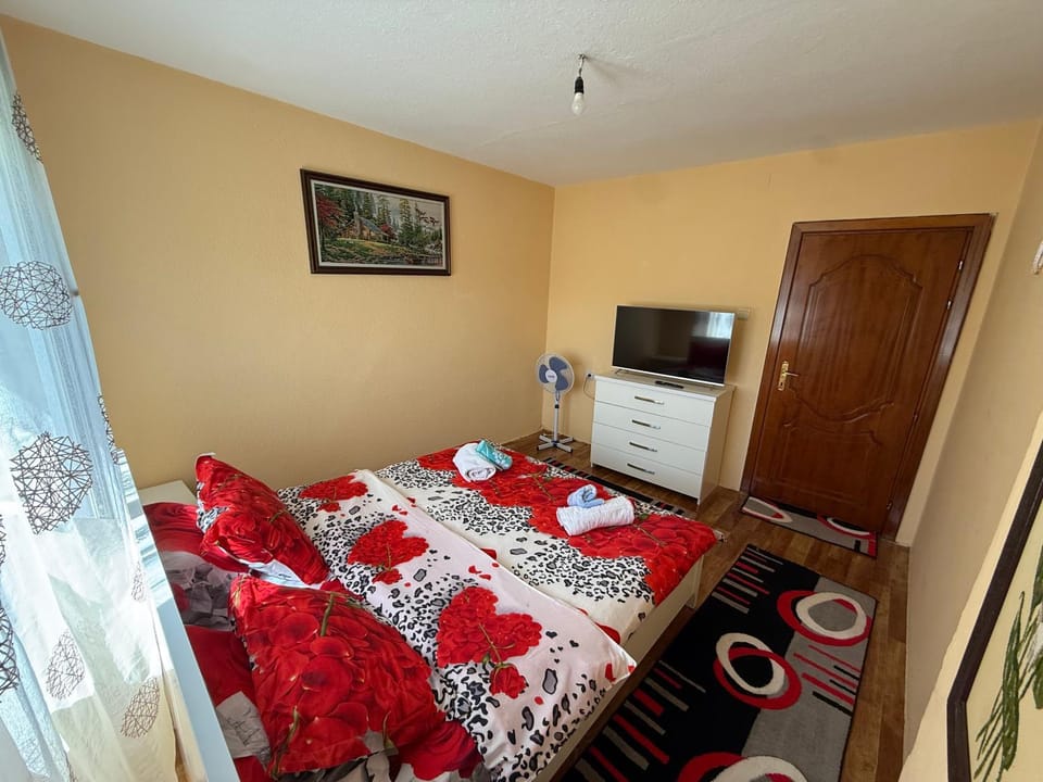 Bed, TV and multimedia, Bedroom, minibar