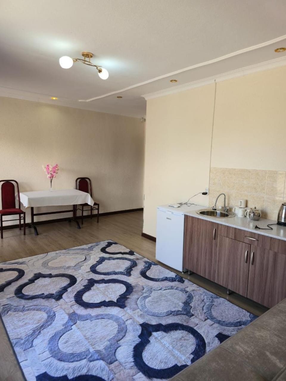 Kitchen or kitchenette, Living room, Seating area, Dining area