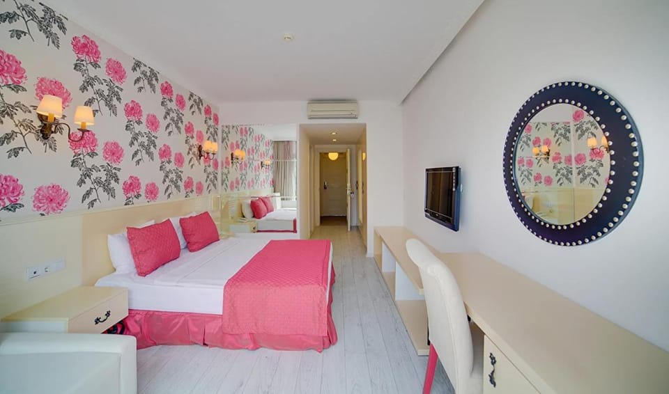 Bed, TV and multimedia, Photo of the whole room
