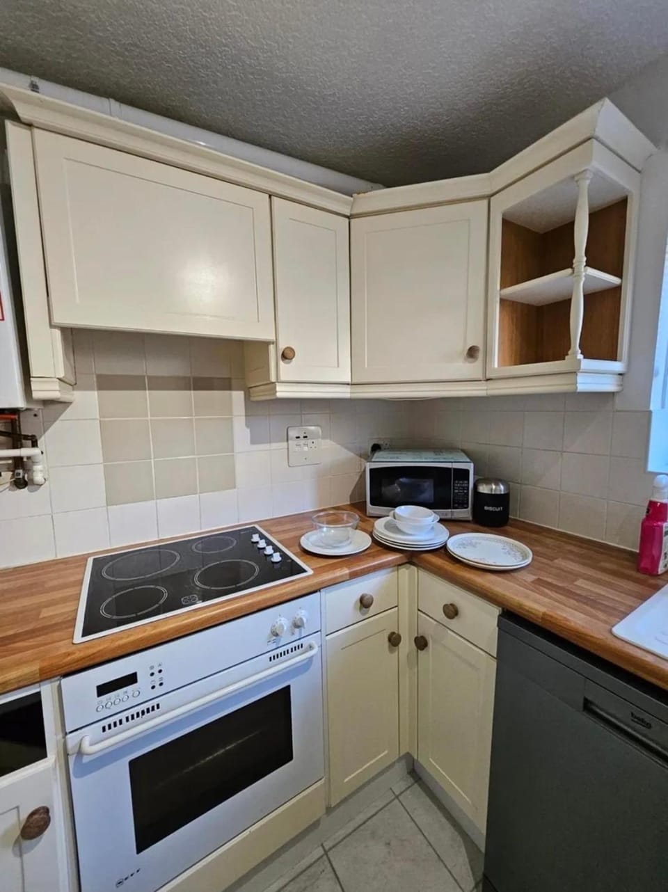 Kitchen or kitchenette, microwave, oven, stove