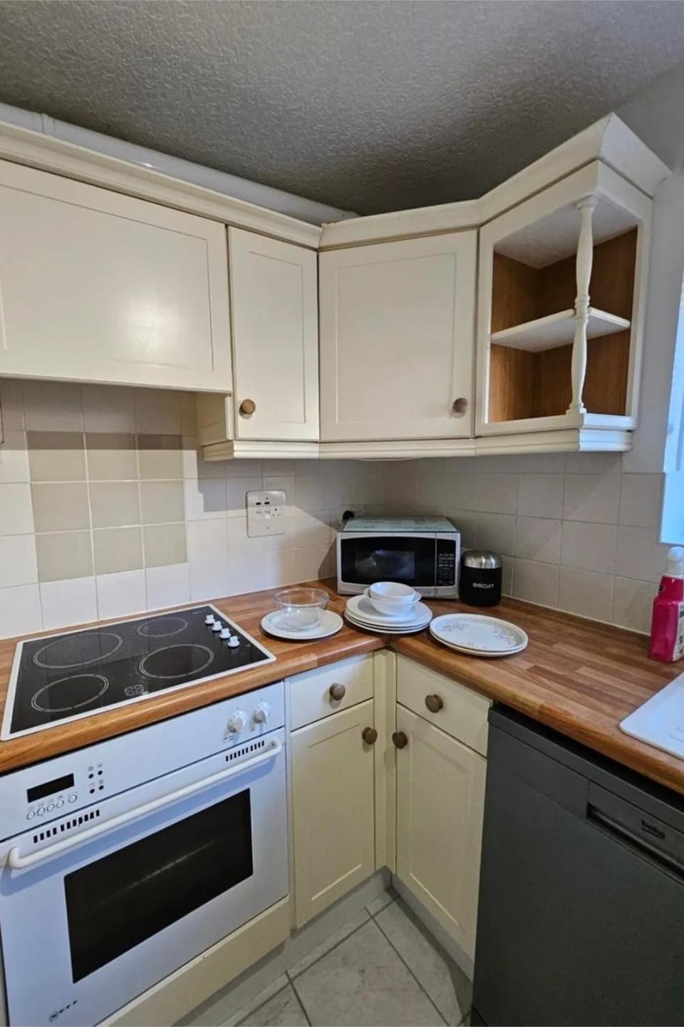 Kitchen or kitchenette, microwave, oven, stove