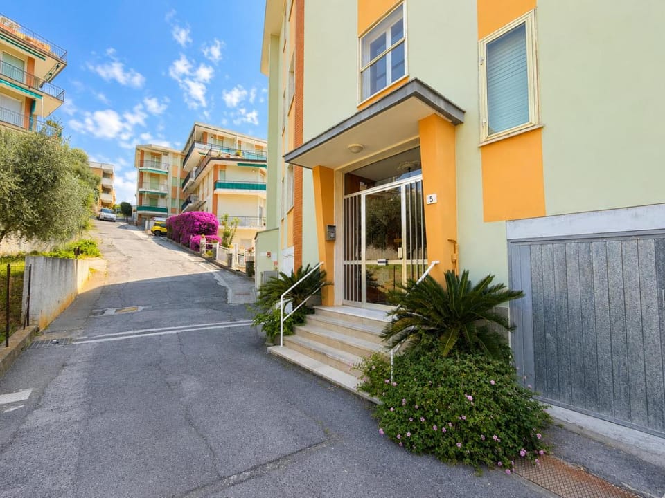 Hostdomus - La Bussola with pool Apartment in Ceriale