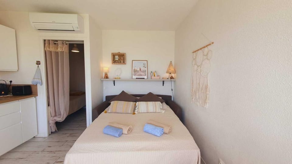 Bed, Bedroom, air conditioner