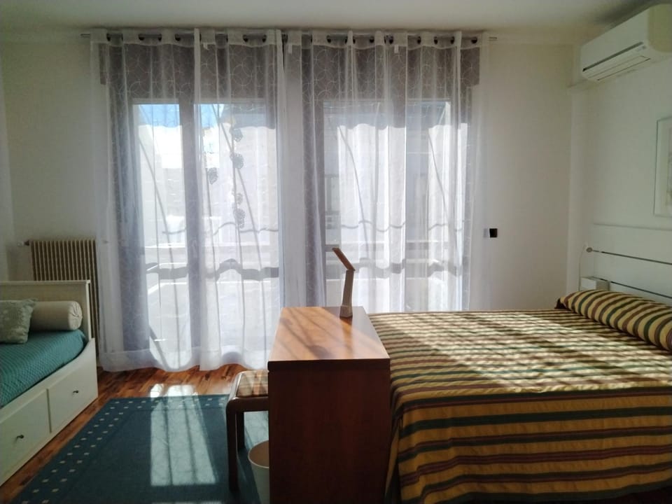 Bed, Photo of the whole room, Seating area, Bedroom, air conditioner
