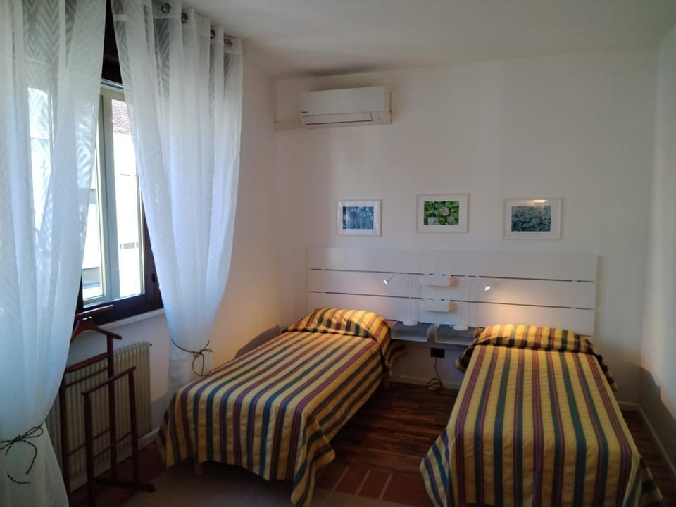 Bed, Photo of the whole room, Bedroom, air conditioner