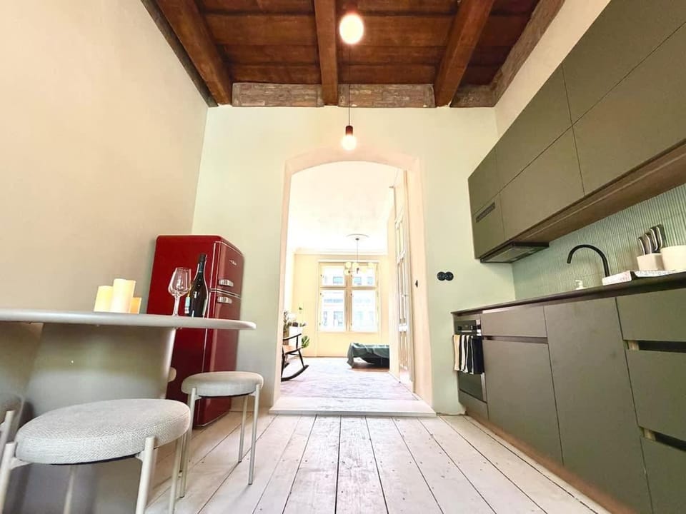 Designer Gem in Vinohrady - 1 min to Metro - 4 px Apartment in Prague