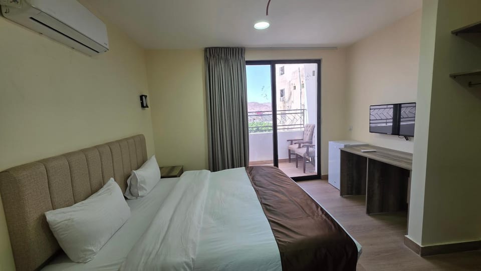 TV and multimedia, Photo of the whole room, Bedroom, air conditioner