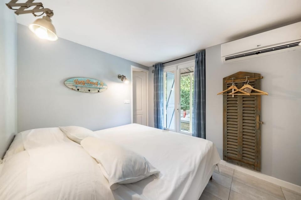 Bed, Photo of the whole room, Bedroom, wardrobe, air conditioner