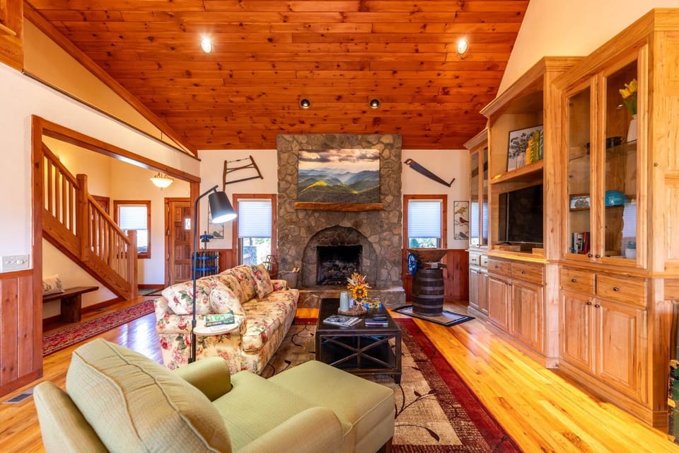 A Tree Top Mountain Home House in Sugar Mountain