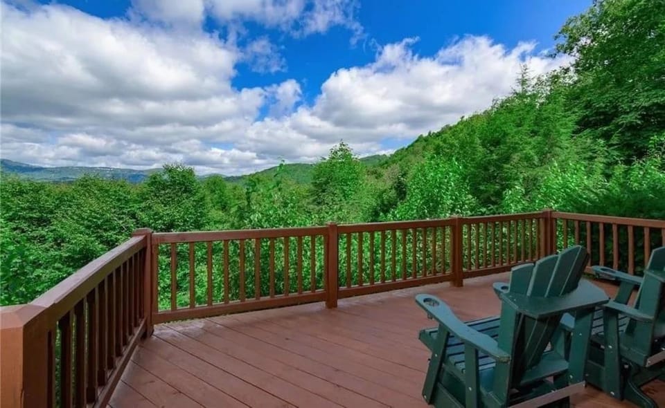A Tree Top Mountain Home House in Sugar Mountain