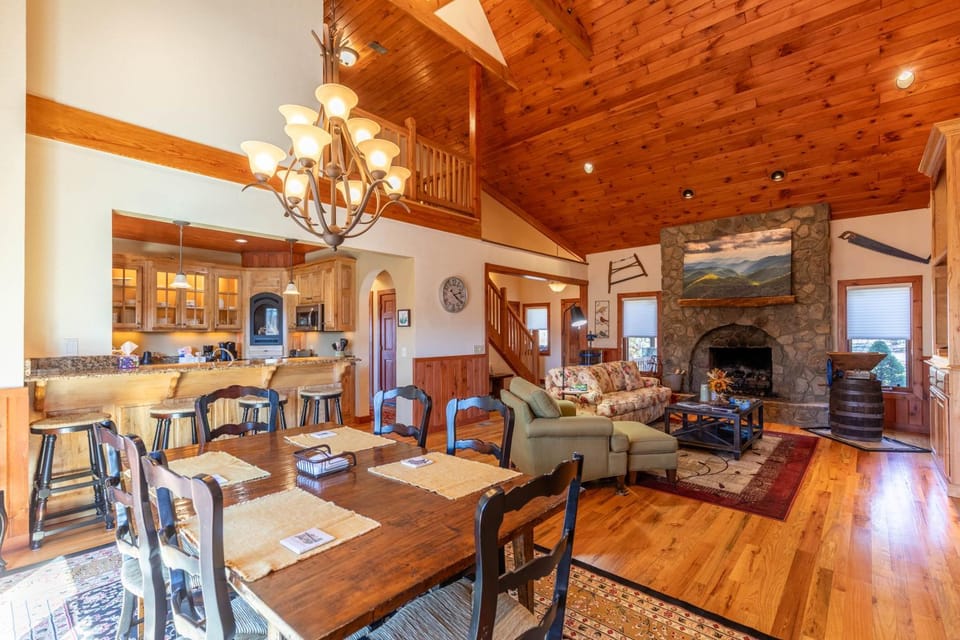 A Tree Top Mountain Home House in Sugar Mountain