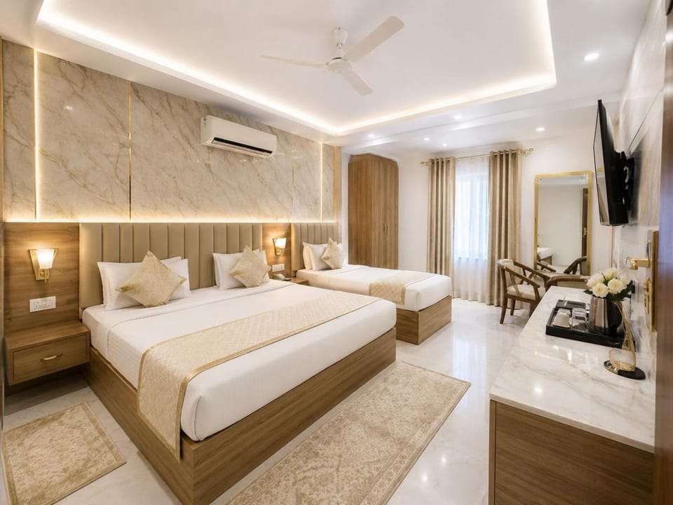 Property building, Bed, TV and multimedia, Living room, Photo of the whole room, Seating area, Bedroom, air conditioner