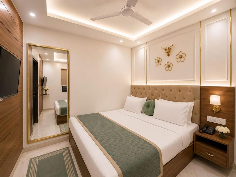Property building, Bed, TV and multimedia, Photo of the whole room, Bedroom, fireplace, wardrobe