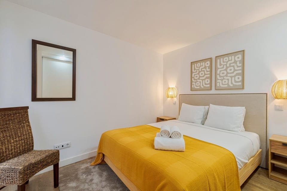 Bed, Bedroom, towels