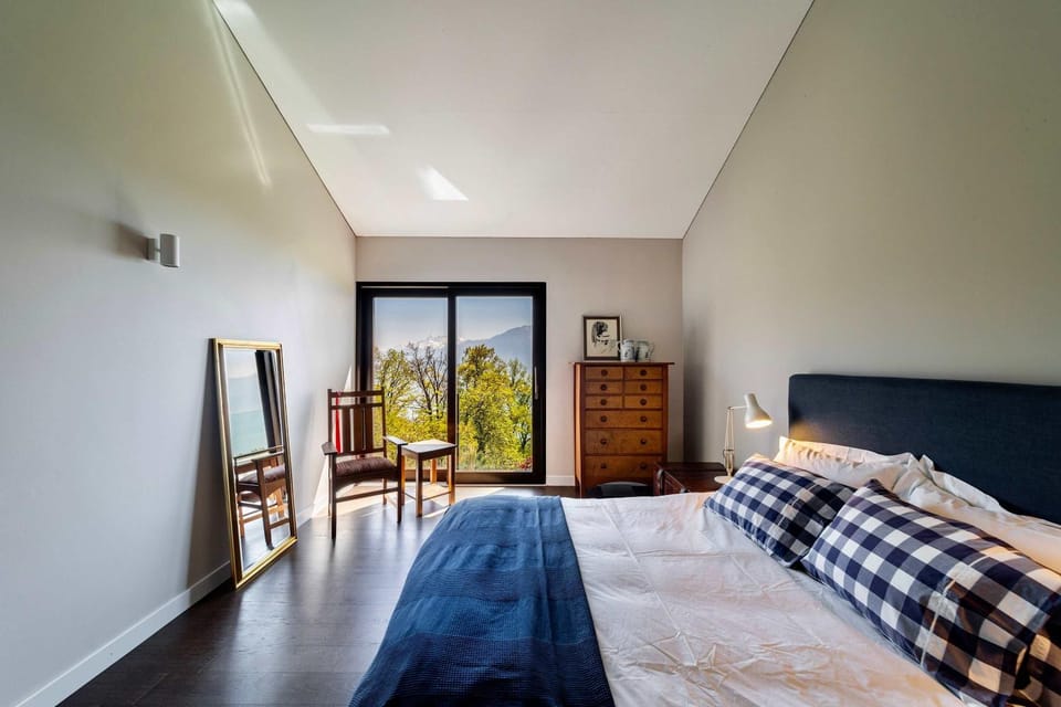 Bed, Living room, Photo of the whole room, Seating area, Bedroom