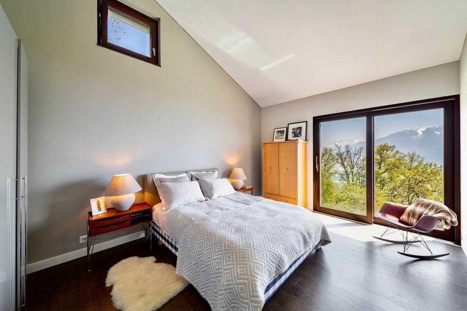Bed, Natural landscape, Photo of the whole room, Bedroom