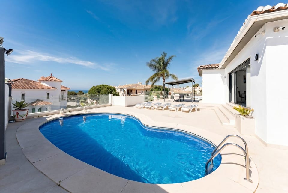 Day, Swimming pool, Swimming pool, sunbed