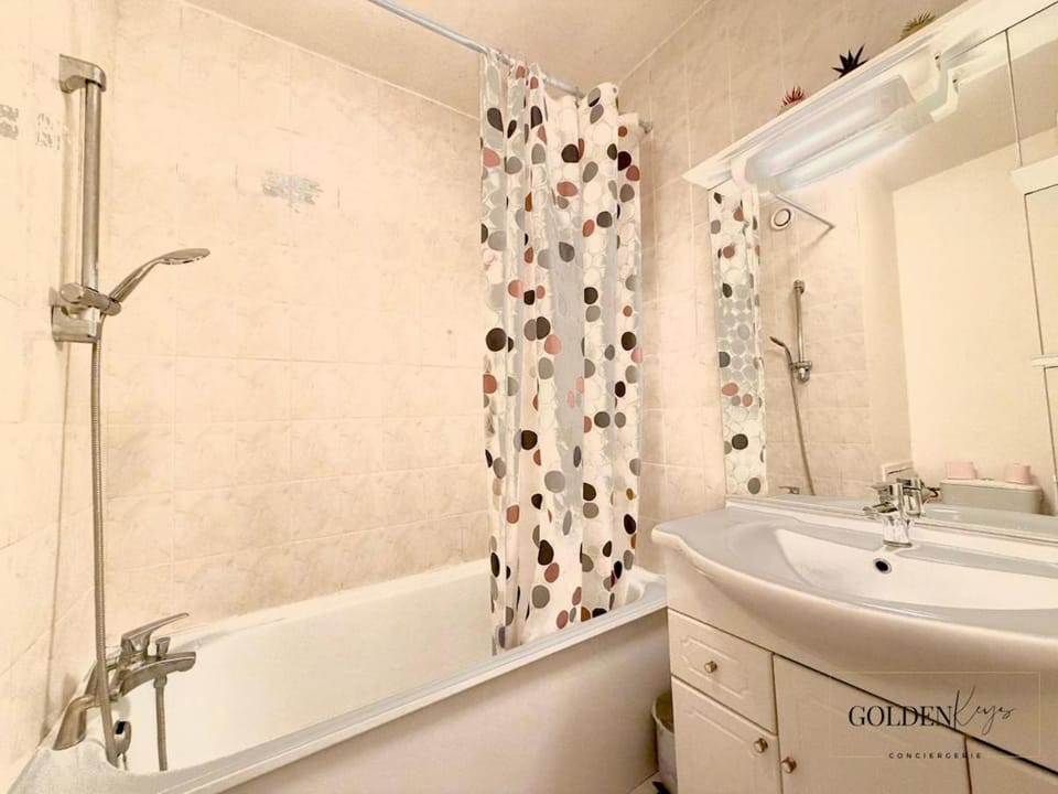 Flowers - Frontalier & Parking Gratuit Apartment in Saint-Julien-en-Genevois
