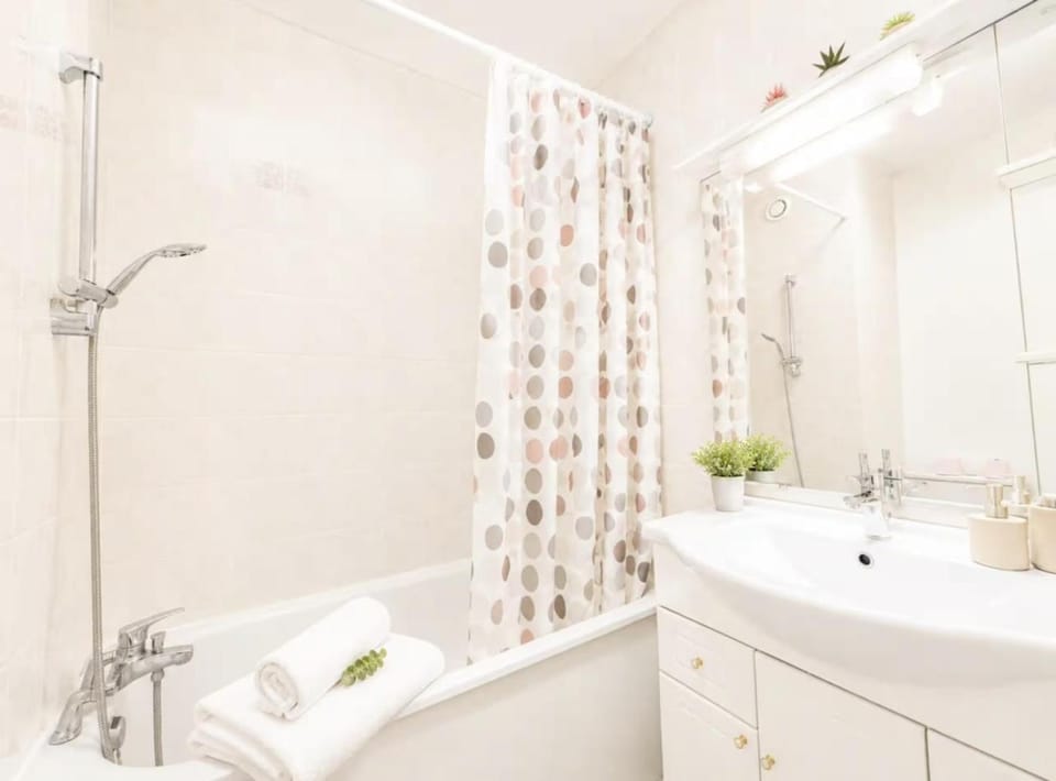 Flowers - Frontalier & Parking Gratuit Apartment in Saint-Julien-en-Genevois