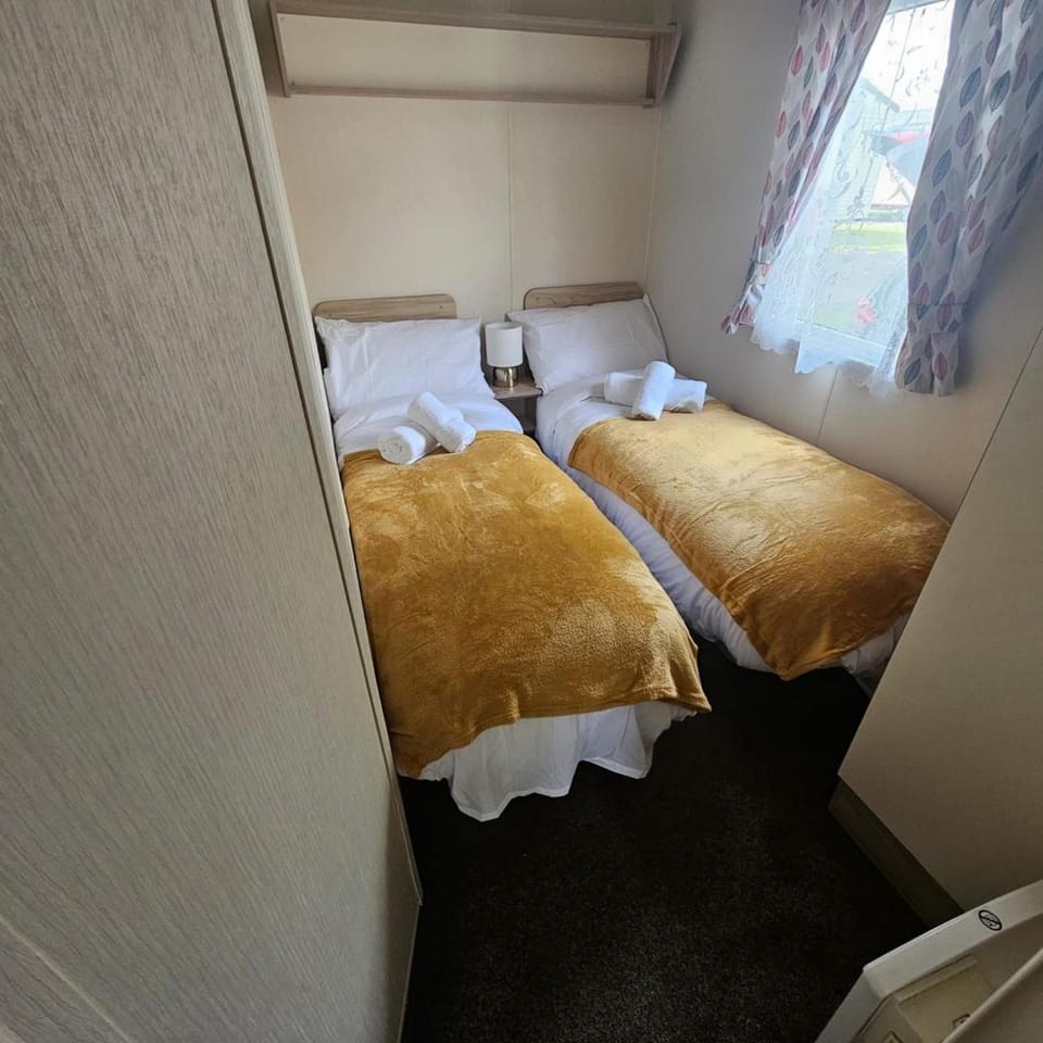 3BR Countryside Caravan up to 7 Guests Chalet in Ribble Valley District
