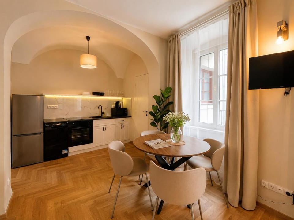 TV and multimedia, Kitchen or kitchenette, Seating area, Dining area, stove