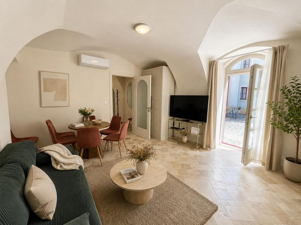 TV and multimedia, Living room, Seating area, Evening entertainment, air conditioner