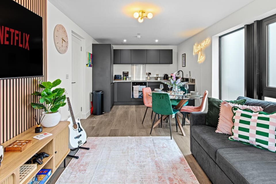 TV and multimedia, Kitchen or kitchenette, Living room, Seating area, Dining area