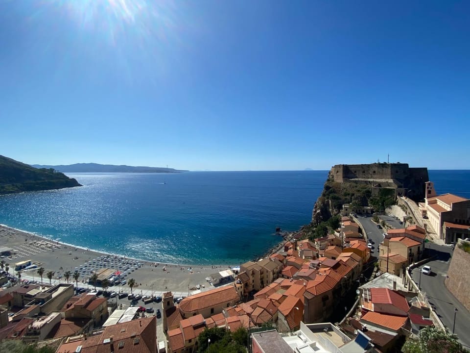 La casa sugli scogli House in Scilla