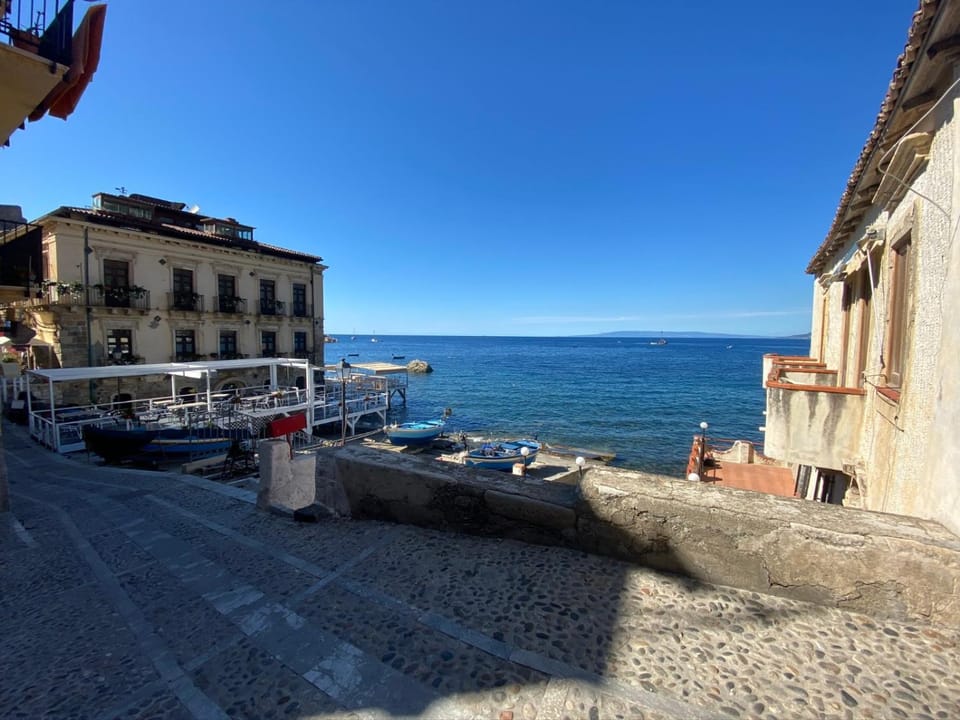 La casa sugli scogli House in Scilla