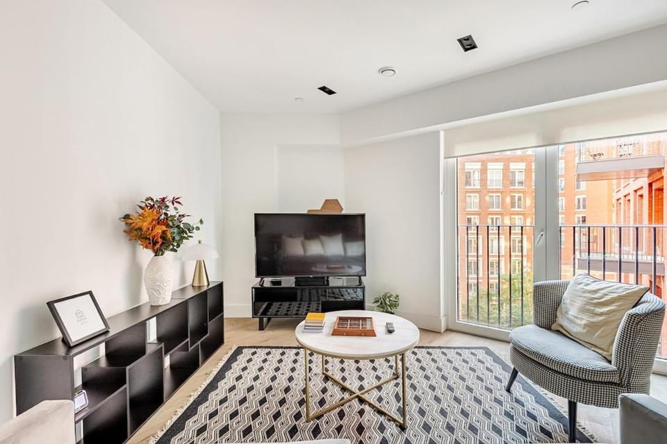 Communal lounge/ TV room, TV and multimedia, Living room, Seating area, Evening entertainment
