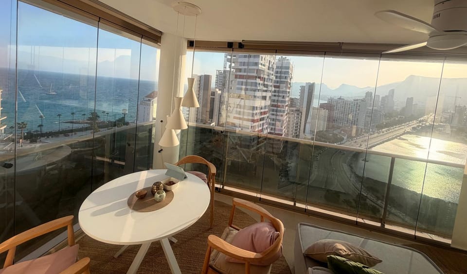 Day, View (from property/room), Balcony/Terrace, Living room, Seating area, City view