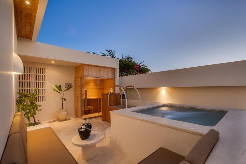 Hot Tub, Sauna