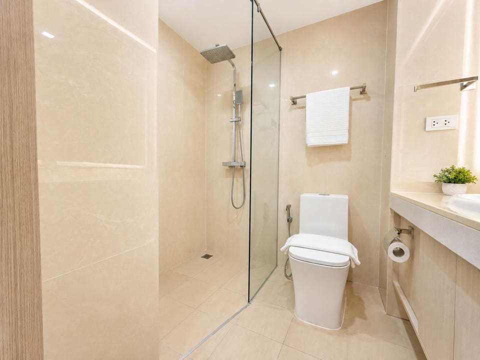 Shower, Toilet, Bathroom, towels