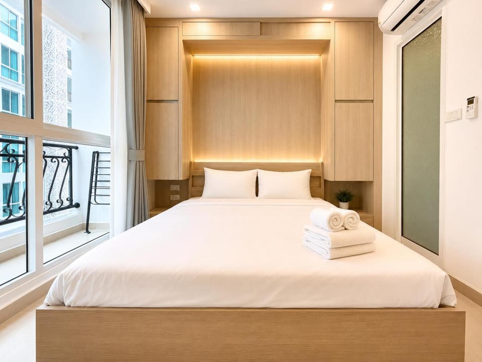 Bed, Bedroom, towels