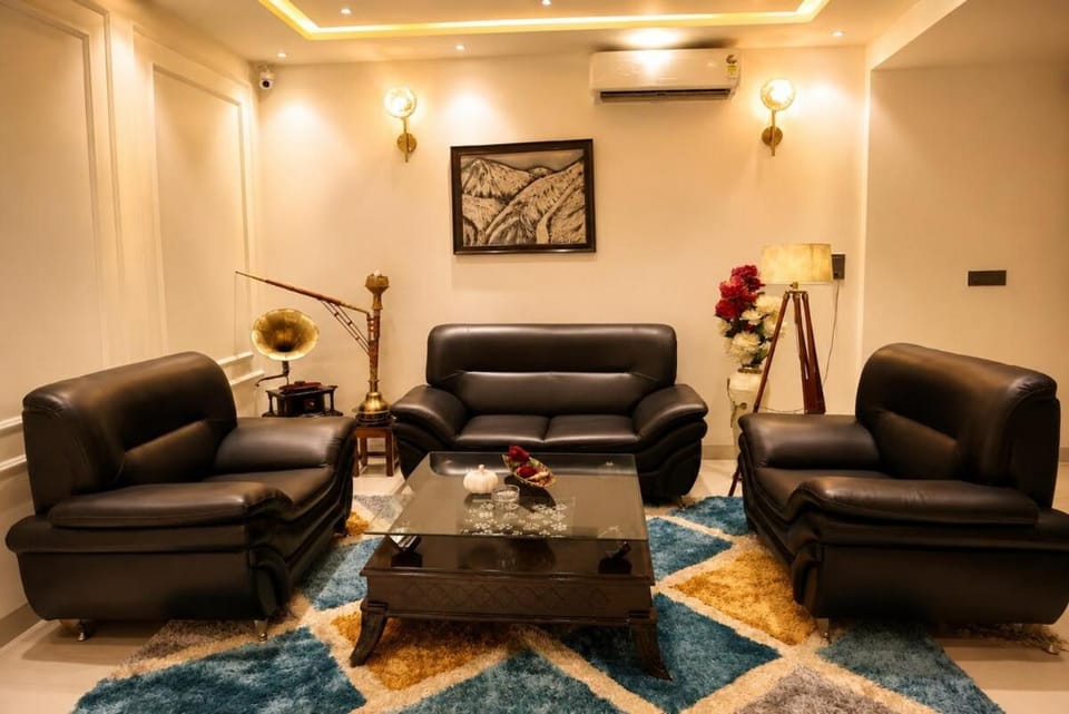 The Ivory Mansion Ultra Luxury 4BR Villa with Rooftop Jacuzzi & Party lounge Villa in Gurugram