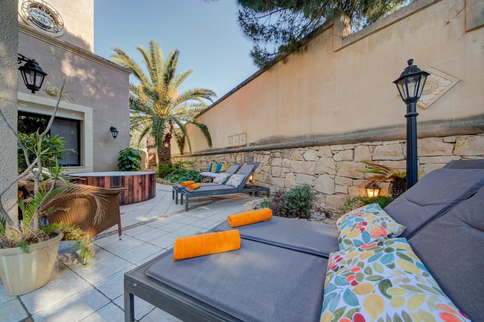 Luxury 5BR Villa with Jacuzzi, Garden & Dining Villa in Malta