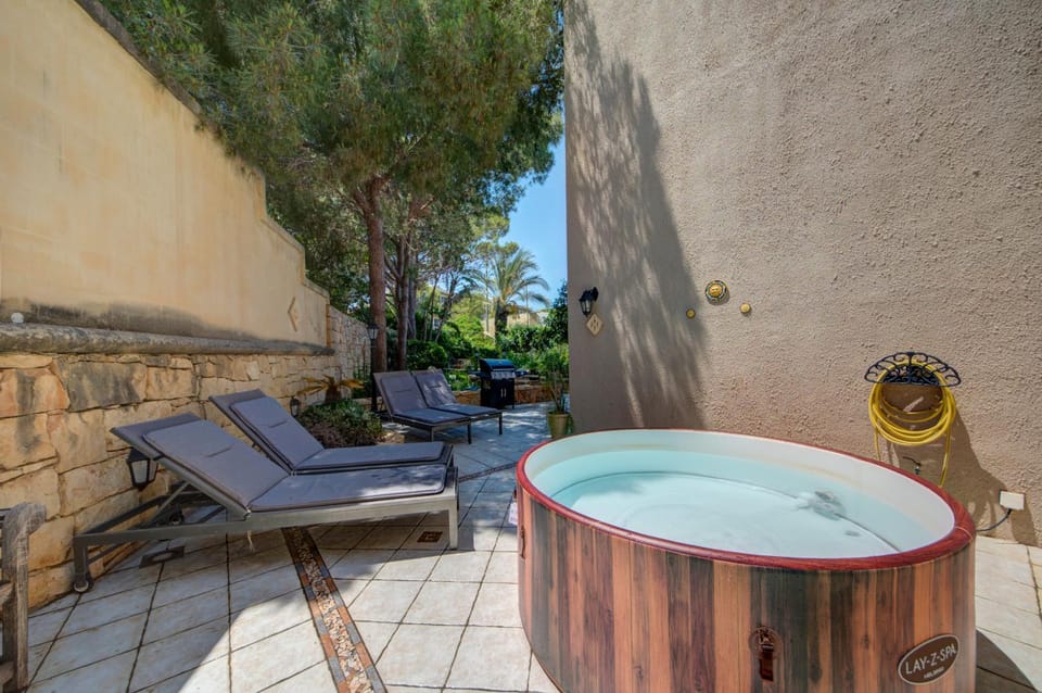 Luxury 5BR Villa with Jacuzzi, Garden & Dining Villa in Malta