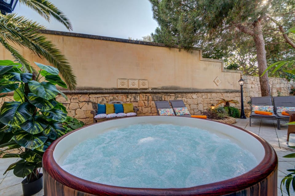 Luxury 5BR Villa with Jacuzzi, Garden & Dining Villa in Malta