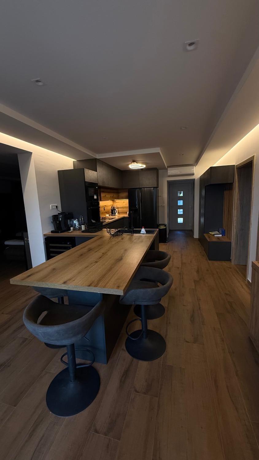 Kitchen or kitchenette, Dining area