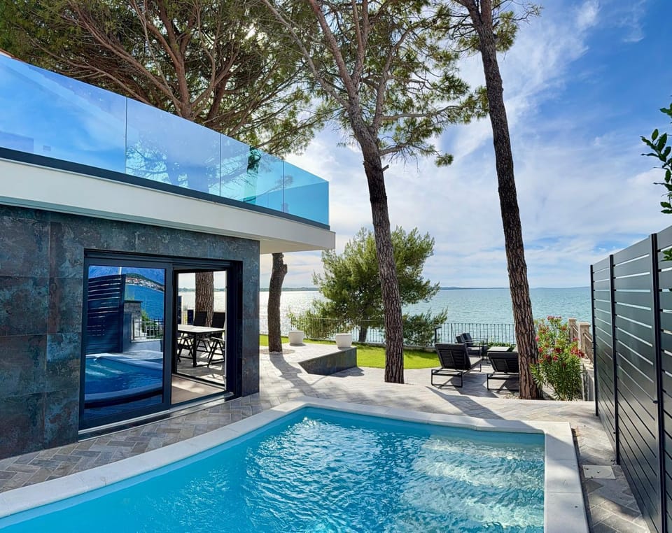 Property building, Patio, Day, Pool view, Swimming pool, sunbed