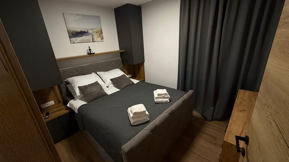 Bed, Bedroom, towels