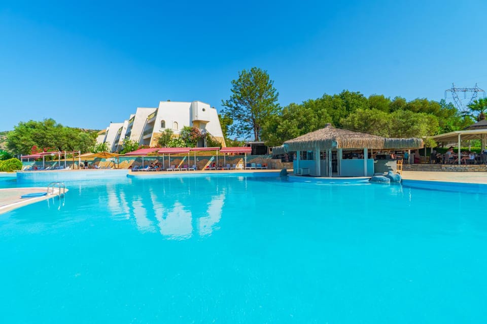 Swimming pool, sunbed