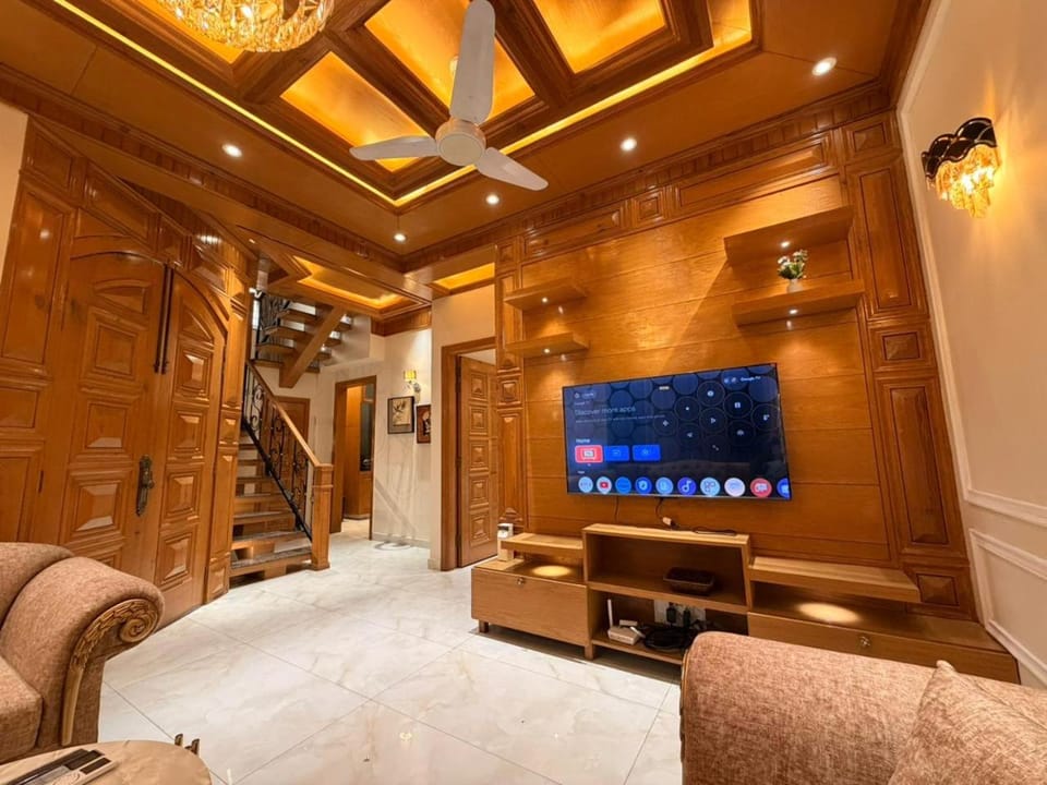 Communal lounge/ TV room, TV and multimedia, Living room, Seating area, Evening entertainment