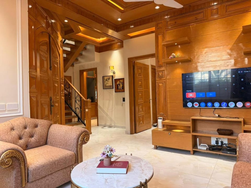 Communal lounge/ TV room, TV and multimedia, Living room, Seating area, Evening entertainment