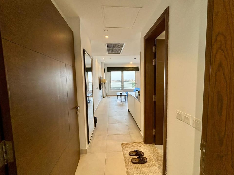 Facade/entrance, air conditioner, air conditioner