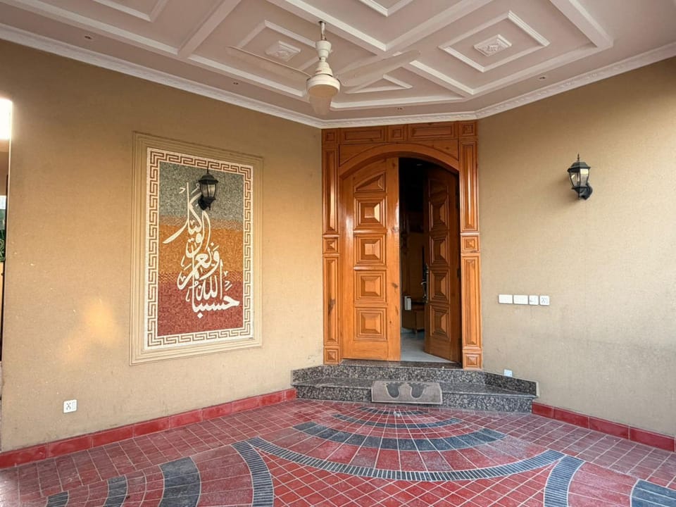Facade/entrance