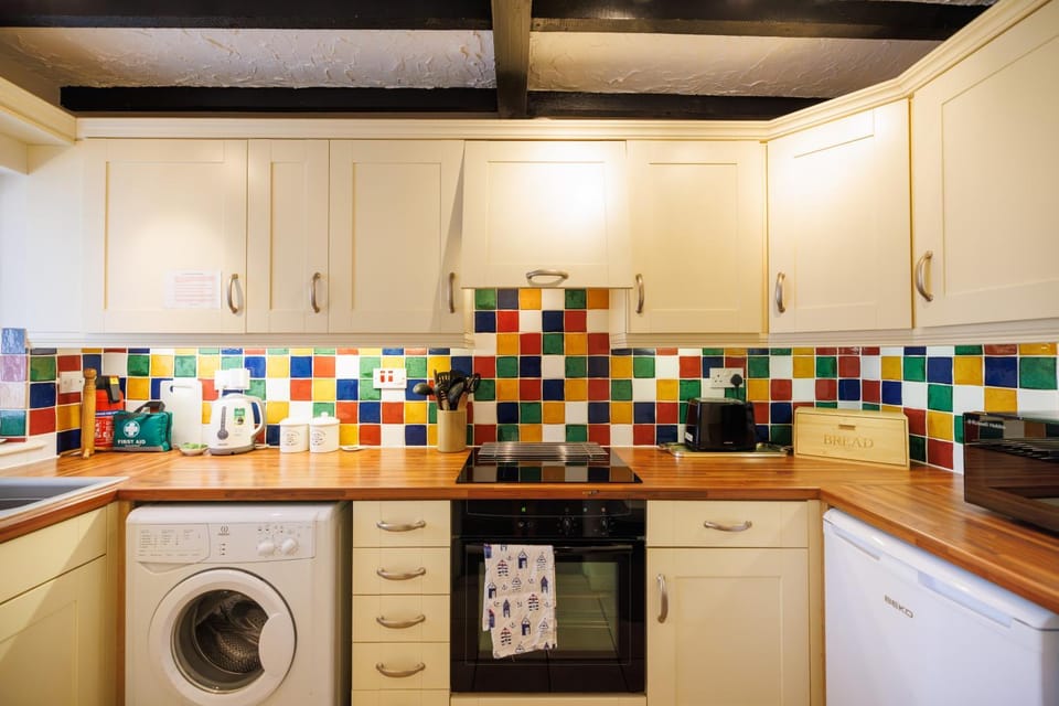 Kitchen or kitchenette, oven, stove, toaster, washing machine