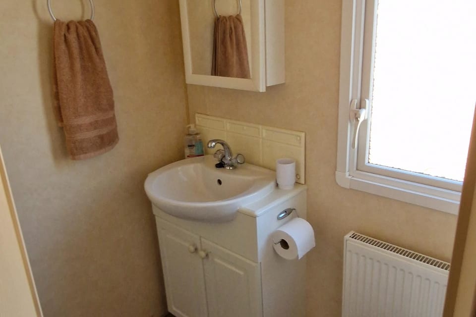 Bathroom, internet