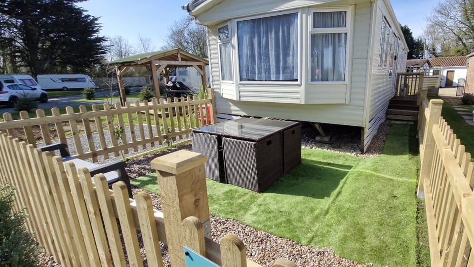 Property building, Day, Neighbourhood, Garden, Garden view, Street view, Parking