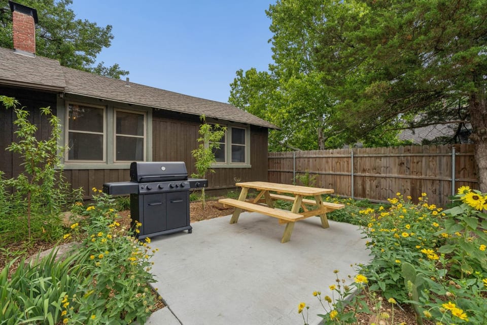 Log Cabin Sleeps 10 12mins Lake Overholser #MW Cabin in Oklahoma City